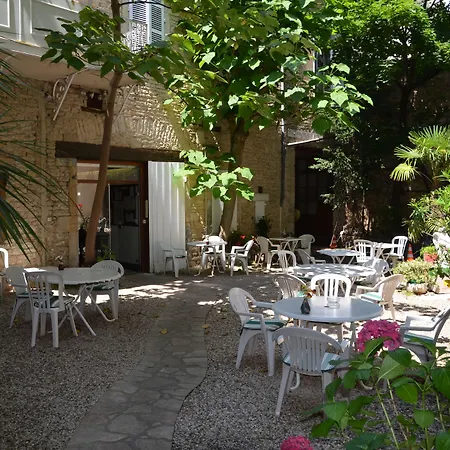 Des Tonneliers Hotel